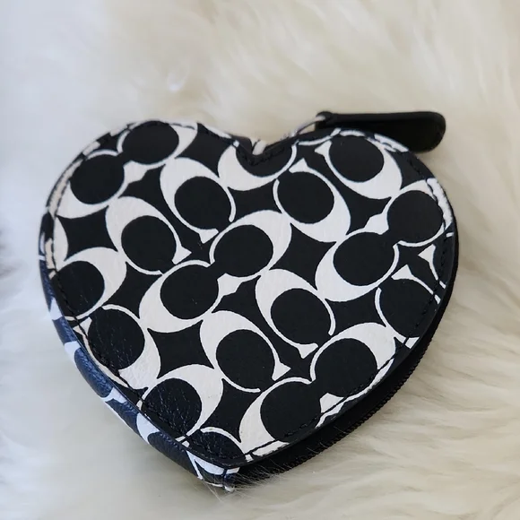 Adorable Coach Black & White Signature Leather Heart Change Wallet ๐ค๐ช๐ค๐ - Picture 1 of 10